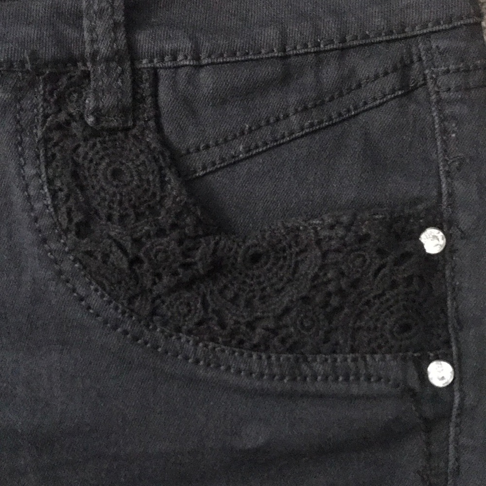 💥SALE💥 🔴2/$10 Rue21 Crotchet/Jeweled Mid Rise Shorts - Picture 4 of 9